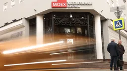 Индекс Мосбиржи упал ниже 2500 пунктов после слов Трампа о санкциях против РФ